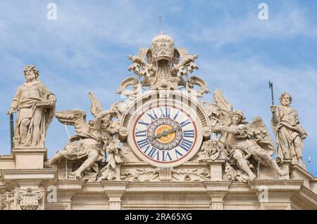 Orologio e statue, Stato della città del Vaticano, Basilica di San Pietro, Basilica di San Pietro, basilica, Basilica Vaticana, Facciata di St La Basilica di Pietro Foto Stock