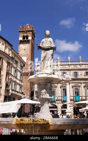 Verona Italia; Fontana della Madonna Verona con statua della Madonna di Verona, in Piazza del Erbe, la piazza del mercato, il centro di Verona, Verona Italia Europa Foto Stock