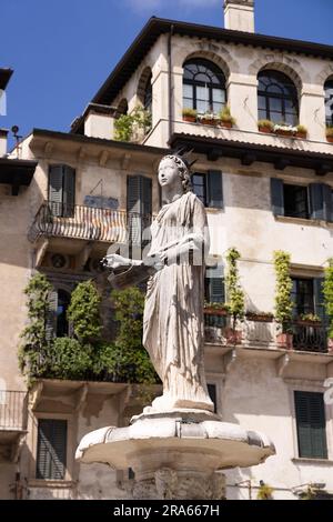 Verona Italia; Fontana della Madonna Verona con statua della Madonna di Verona, in Piazza del Erbe, la piazza del mercato, il centro di Verona, Verona Italia Europa Foto Stock