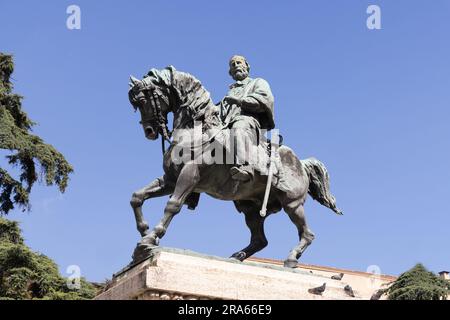 Statua Garibaldi; statua in bronzo ottocentesco di Giuseppe Garibaldi a cavallo, di Pietro Bordini, 1887, Verona, Italia Foto Stock