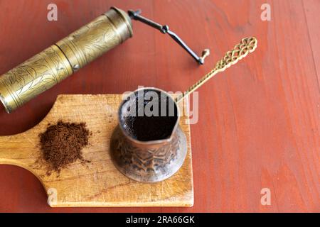 Caffettiera vintage e macinacaffè manuale. Stile retrò per preparare un espresso naturale Foto Stock