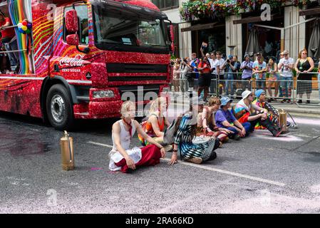 Piccadilly, Londra, Regno Unito. 1 luglio 2023. I manifestanti Just Stop Oil hanno fermato la Pride London Parade spruzzando la strada e sedendosi di fronte al galleggiante della Coca Cola. Accusano la Coca Cola di essere il più grande inquinatore di plastica del mondo Foto Stock