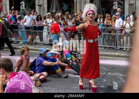 Piccadilly, Londra, Regno Unito. 1 luglio 2023. I manifestanti Just Stop Oil hanno fermato la Pride London Parade spruzzando la strada e sedendosi di fronte al galleggiante della Coca Cola. Accusano la Coca Cola di essere il più grande inquinatore di plastica del mondo Foto Stock