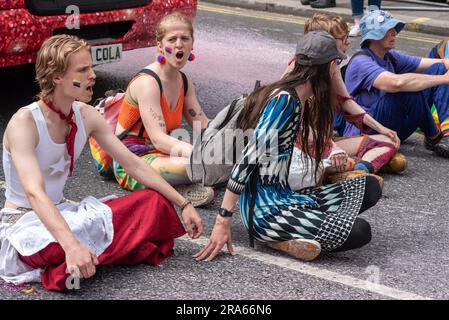 Piccadilly, Londra, Regno Unito. 1 luglio 2023. I manifestanti Just Stop Oil hanno fermato la Pride London Parade spruzzando la strada e sedendosi di fronte al galleggiante della Coca Cola. Accusano la Coca Cola di essere il più grande inquinatore di plastica del mondo Foto Stock