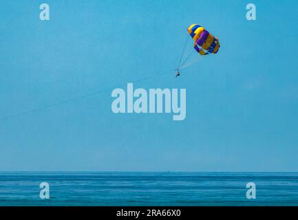 Il parapendio naviga nel cielo blu Foto Stock