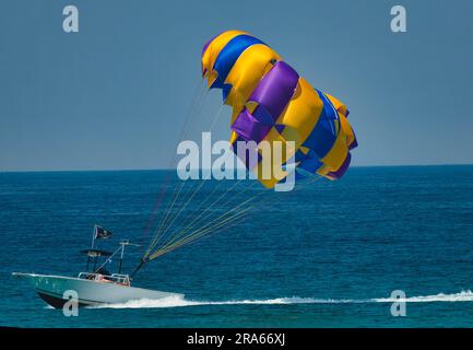 Il parapendio naviga nel cielo blu Foto Stock