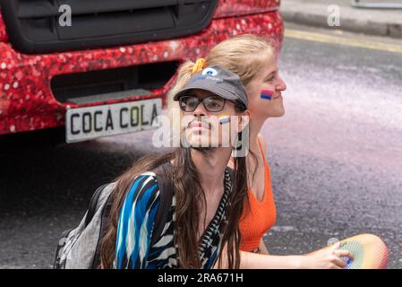 Piccadilly, Londra, Regno Unito. 1 luglio 2023. I manifestanti Just Stop Oil hanno fermato la Pride London Parade spruzzando la strada e sedendosi di fronte al galleggiante della Coca Cola. Accusano la Coca Cola di essere il più grande inquinatore di plastica del mondo Foto Stock