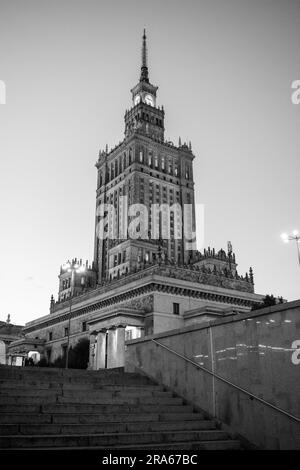 Isolato in bianco e nero, Palazzo della Cultura e della Scienza a Varsavia, Polonia Foto Stock