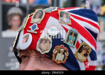 Kensington Palace, Londra, 1 luglio 2023. Royal Superfan, John Loughrey personalizza il suo caratteristico cappello per commemorare quello che sarebbe stato il 62° compleanno della Principessa Diana di fronte alle porte di Kensington Palace, decorato con striscioni e foto della defunta Principessa del Galles. Foto di Amanda Rose/Alamy Live News Foto Stock