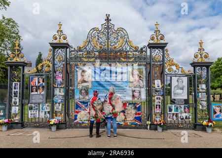 Kensington Palace, Londra, 1 luglio 2023. I superfan reali, John Loughrey e Maria Scott, commemorano quello che sarebbe stato il 62° compleanno della principessa Diana di fronte alle porte di Kensington Palace, decorato con striscioni e foto della defunta principessa del Galles. Foto di Amanda Rose/Alamy Live News Foto Stock