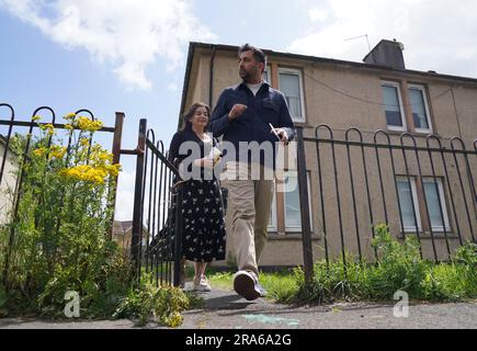 Il primo ministro Humza Yousaf mentre distribuisce volantini con il candidato SNP per le potenziali elezioni suppletive di Rutherglen e Hamilton West, Katy Loudon durante una visita a Blantyre prima di una possibile elezione suppletiva di Rutherglen e Hamilton West. Data foto: Sabato 1 luglio 2023. Foto Stock