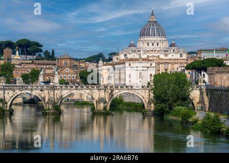 Fiume Tevere e Basilica di San Pietro, Roma, Lazio, Italia Foto Stock