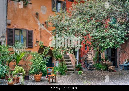 Pittoresco cortile medievale, Trastevere, Roma, Lazio, Italia Foto Stock