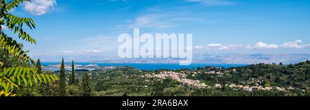 Panorama dalla cima della montagna alla città di Kerkyra con la pista dell'isola di Corfù Foto Stock