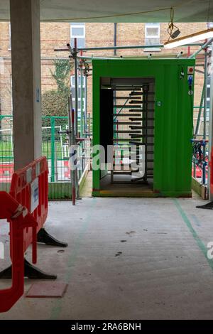 Punto di accesso al cantiere per la sicurezza dell'ingresso e dell'uscita del personale, gateway di sicurezza Foto Stock