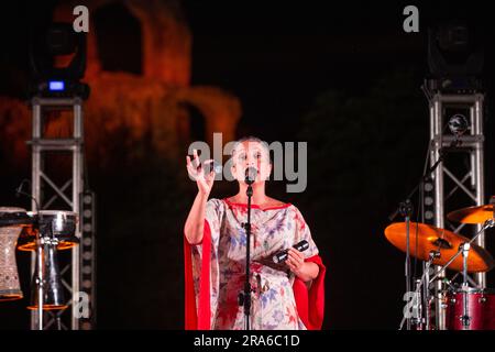 Roma, Italia. 30 giugno 2023. La cantante israeliana Noa durante il suo concerto nella serata di apertura della seconda edizione del Roma Unplugged Festival, nei pressi di Villa dei Quintili a Roma (foto di Matteo Nardone/Pacific Press) Credit: Pacific Press Media Production Corp./Alamy Live News Foto Stock