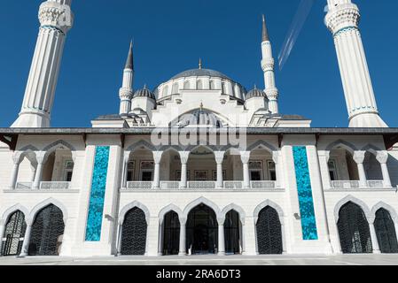 ISTANBUL, TURCHIA - 27 GIUGNO 2023: La Moschea Levent (Moschea Barbaros Hayrettin Pasha) è una moschea moderna situata nel quartiere Levent. Foto Stock