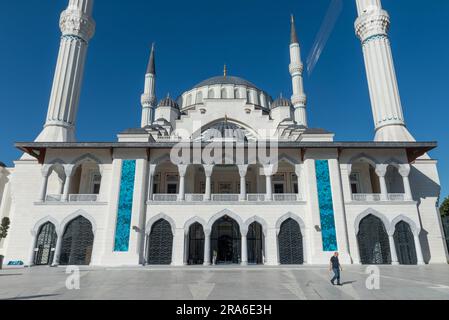 ISTANBUL, TURCHIA - 27 GIUGNO 2023: La Moschea Levent (Moschea Barbaros Hayrettin Pasha) è una moschea moderna situata nel quartiere Levent. Foto Stock