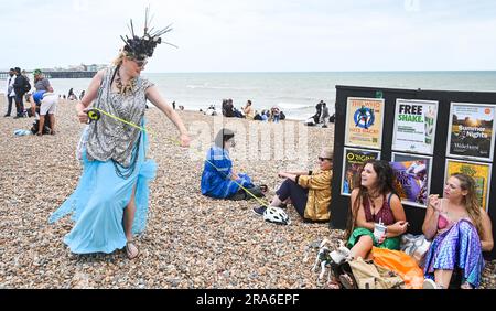 Brighton Regno Unito 1 luglio 2023 - gli attivisti oceanici partecipano oggi alla sfilata della marcia delle Sirene lungo il lungomare di Brighton . La parata annuale è una celebrazione del mare e aumenta la consapevolezza della conservazione marina e mantenere l'acqua pulita : Credit Simon Dack / Alamy Live News Foto Stock