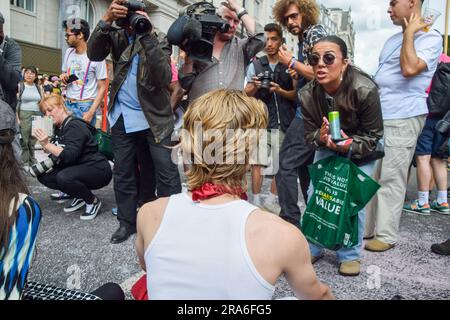 Londra, Regno Unito. 1 luglio 2023. Uno spettatore supplica i manifestanti di lasciare che la parata continui. Gli attivisti Just Stop Oil della comunità LGBTQ hanno spruzzato vernice rosa e bloccato il Pride in London Parade sedendosi di fronte a un camion della Coca-Cola che partecipa alla sfilata, in segno di protesta contro la Pride che lavora con le industrie legate alla crisi climatica e in segno di protesta contro la Coca-Cola, visto come il più grande inquinatore di plastica del mondo. Credito: Vuk Valcic/Alamy Live News Foto Stock