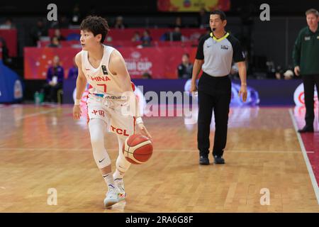 1 luglio 2023; The Quaycenter, Sydney Olympic Park, Sydney, NSW, Australia: FIBA Womens Asia Cup 2023, Australia contro Cina; Liwei Yang della Cina dribbling la palla Foto Stock