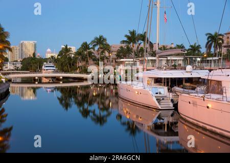 Fort Lauderdale, Florida, USA. Ammira il tranquillo corso d'acqua nel quartiere di Nurmi Isles, l'alba, gli yacht che si riflettono nell'acqua ferma. Foto Stock