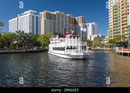 Fort Lauderdale, Florida, USA. Iconico battello a pale, il Carrie B, nano da alti condomini del centro che costeggiano il New River. Foto Stock