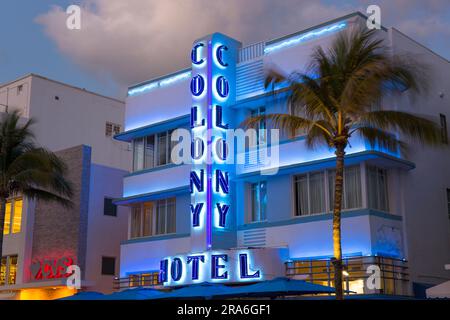 Miami Beach, Florida, USA. Facciata del Colony Hotel illuminata di notte, Ocean Drive, Miami Beach Architectural District, South Beach. Foto Stock