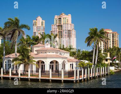 Fort Lauderdale, Florida, USA. Hotel bassi e alti accanto al canale Intracoastal Waterway nel quartiere di Dolphin Isles. Foto Stock