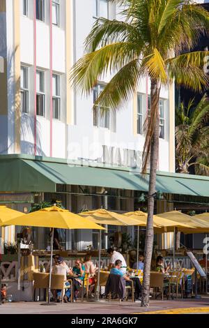Miami Beach, Florida, USA. Gli ospiti che fanno colazione al Majestic Hotel, Ocean Drive, Miami Beach Architectural District, South Beach. Foto Stock