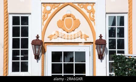 Miami Beach, Florida, USA. Design a rilievo sopra l'entrata al ristorante Locust, Ocean Drive, il quartiere architettonico di Miami Beach, South Beach. Foto Stock