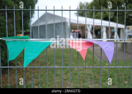 Lipsia, Germania. 1 luglio 2023. Pennant e un tendone presso l'associazione Schreber-Hauschild e. V. allotment Garden nel nord della città. Il sito, che risale al 1884, è il luogo in cui si celebra il giorno del giardino di Lipsia. Credito: Sebastian Willnow/dpa/Alamy Live News Foto Stock