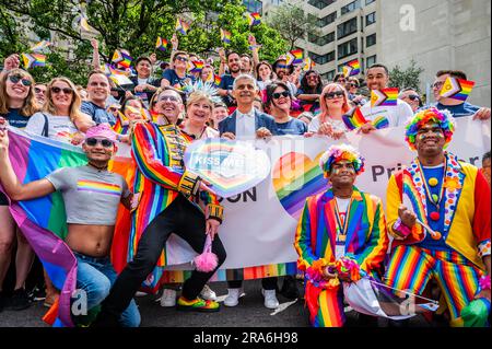 Londra, Regno Unito. 1 luglio 2023. Il sindaco Sadiq Khan si unisce alla marcia - l'annuale sfilata e festival dell'orgoglio di Londra come parte del mese dell'orgoglio. Crediti: Guy Bell/Alamy Live News Foto Stock