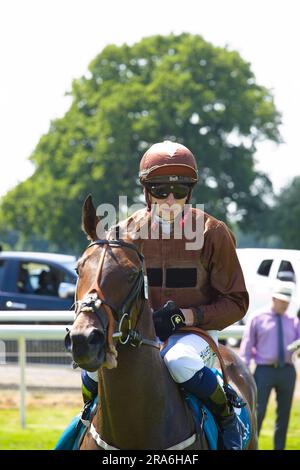 Jockey Ben Robinson su Travel Candy all'ippodromo di York. Foto Stock