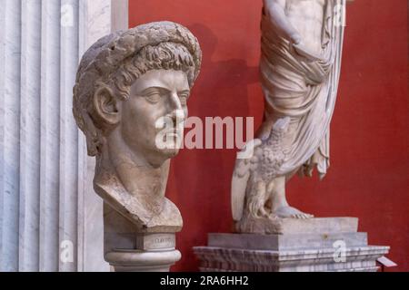 ROMA, VATICANO - 9 MARZO 2023: Questo è un busto dell'imperatore Claudio nella sala Rotonda dei Musei Vaticani. Foto Stock