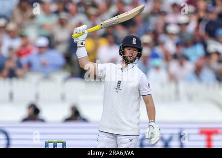 Ben Duckett d'Inghilterra batte la mazza dopo uno swing e una sconfitta durante la LV= Insurance Ashes test Series secondo test Day 4 Inghilterra contro Australia al Lords, Londra, Regno Unito, 1 luglio 2023 (foto di Mark Cosgrove/News Images) Foto Stock