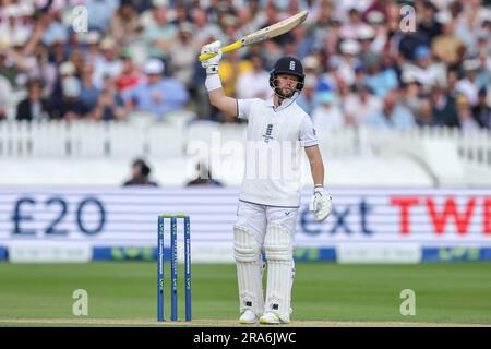 Ben Duckett d'Inghilterra batte la mazza dopo uno swing e una sconfitta durante la LV= Insurance Ashes test Series secondo test Day 4 Inghilterra contro Australia al Lords, Londra, Regno Unito, 1 luglio 2023 (foto di Mark Cosgrove/News Images) Foto Stock