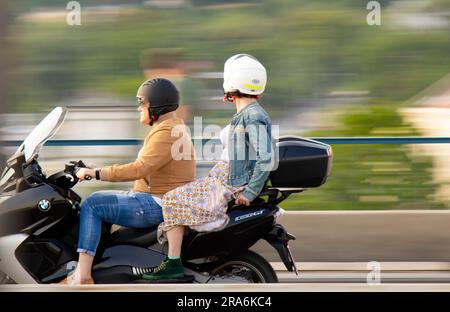 Belgrado, Serbia - 20 maggio 2023: Uomo maturo che guida una moto con una donna passeggero di pilastri, in una giornata di sole Foto Stock