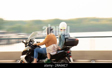 Belgrado, Serbia - 20 maggio 2023: Uomo maturo che guida una moto con una donna passeggero di pilastri, in una giornata di sole Foto Stock