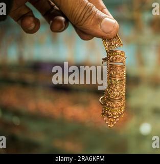 Bangladesh. 2 marzo 2023. villaggio di ornamenti tradizionali da 300 anni. La gente del villaggio vive facendo gioielli ornamenti a Savar. (Immagine di credito: © MD Noor Hossain/Pacific Press via ZUMA Press Wire) SOLO USO EDITORIALE! Non per USO commerciale! Foto Stock