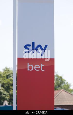 Bandiere che pubblicizzano Sky Bet e Macmillan Cancer Support come sponsor del 52° MacMillan Charity Raceday a York Races. Foto Stock