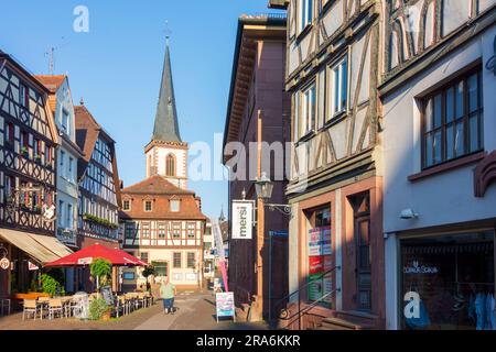 Lohr am Main: Centro storico, via Hauptstraße, chiesa di St Michael in Unterfranken, bassa Franconia, Bayern, Baviera, Germania Foto Stock