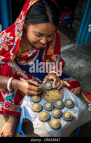 Bangladesh. 2 marzo 2023. villaggio di ornamenti tradizionali da 300 anni. La gente del villaggio vive facendo gioielli ornamenti a Savar. (Immagine di credito: © MD Noor Hossain/Pacific Press via ZUMA Press Wire) SOLO USO EDITORIALE! Non per USO commerciale! Foto Stock