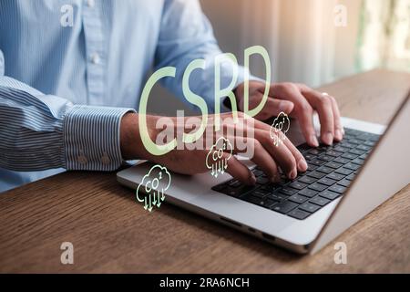 Concetto della direttiva sui rapporti di sostenibilità aziendale. CSRD Reporting, Sustainability Reporting. Riduzione delle emissioni di CO2. Rendicontazione finanziaria. Controllo Foto Stock