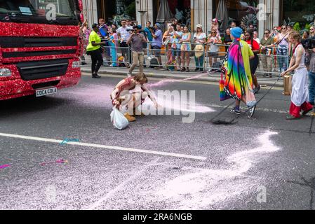 Piccadilly, Londra, Regno Unito. 1 luglio 2023. I manifestanti Just Stop Oil hanno fermato la Pride London Parade spruzzando la strada e sedendosi di fronte al galleggiante della Coca Cola. La polizia alla fine spostò i manifestanti per permettere che la parata continui Foto Stock