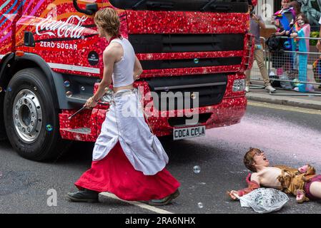 Piccadilly, Londra, Regno Unito. 1 luglio 2023. I manifestanti Just Stop Oil hanno fermato la Pride London Parade spruzzando la strada e sedendosi di fronte al galleggiante della Coca Cola. La polizia alla fine spostò i manifestanti per permettere che la parata continui Foto Stock