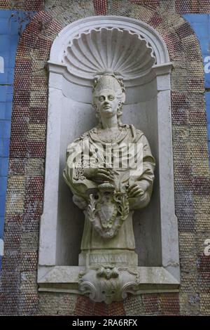 Antica statua presso il Palazzo dei Marchesi di Fronteira a Lisbona Foto Stock