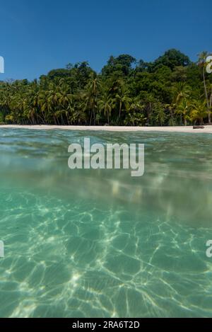 Spiaggia tropicale oltre la superficie dell'oceano, isola di Coiba, Oceano Pacifico, panama - foto stock Foto Stock