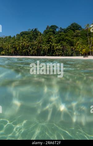 Spiaggia tropicale oltre la superficie dell'oceano, isola di Coiba, Oceano Pacifico, panama - foto stock Foto Stock