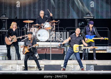 Oslo, Norvegia. 30 giugno 2023. Il cantante, cantautore e musicista americano Bruce Springsteen esegue un concerto dal vivo con la e Street Band a Voldslokka a Oslo. Qui Springsteen è visto dal vivo sul palco con il chitarrista Nils Lofgren (L). (Foto: Gonzales Photo/Alamy Live News Foto Stock